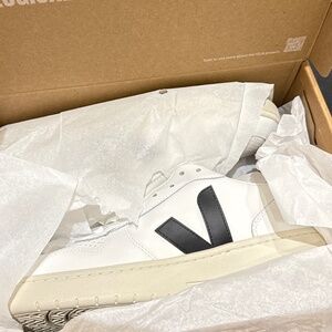 VEJA V-10 LEATHER WHITE BLACK